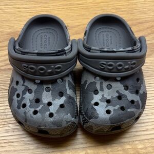 CROCS Kids' Camo Classic Clog - Gray
